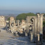 Die Ruinen von Ephesos mit der Celsus-Bibliothek.