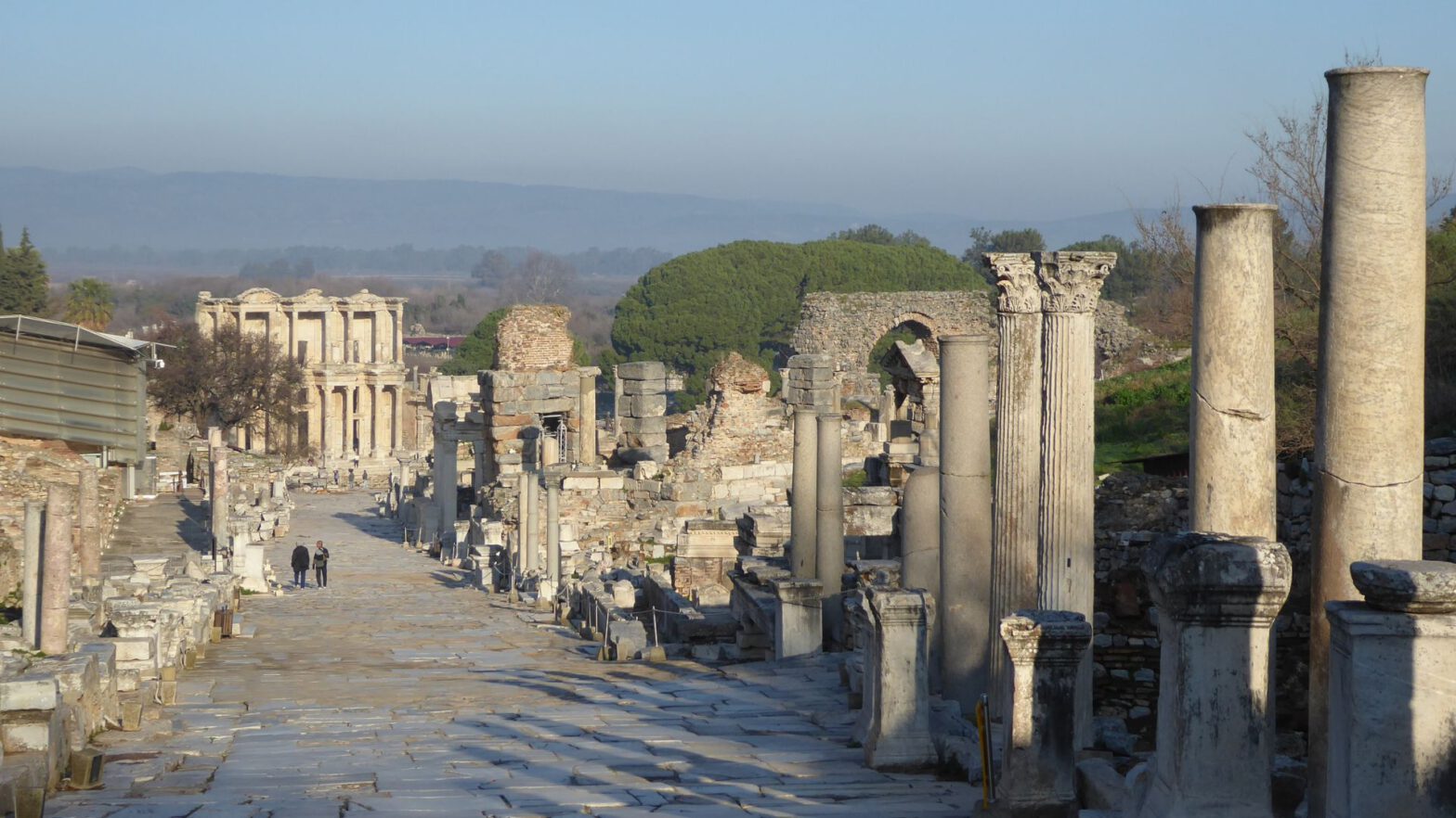 Die Ruinen von Ephesos mit der Celsus-Bibliothek.