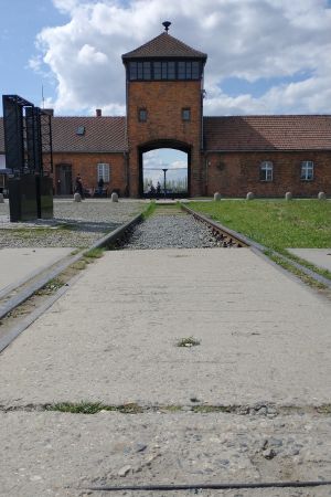 Das Eingangstor zum Lager Birkenau.
