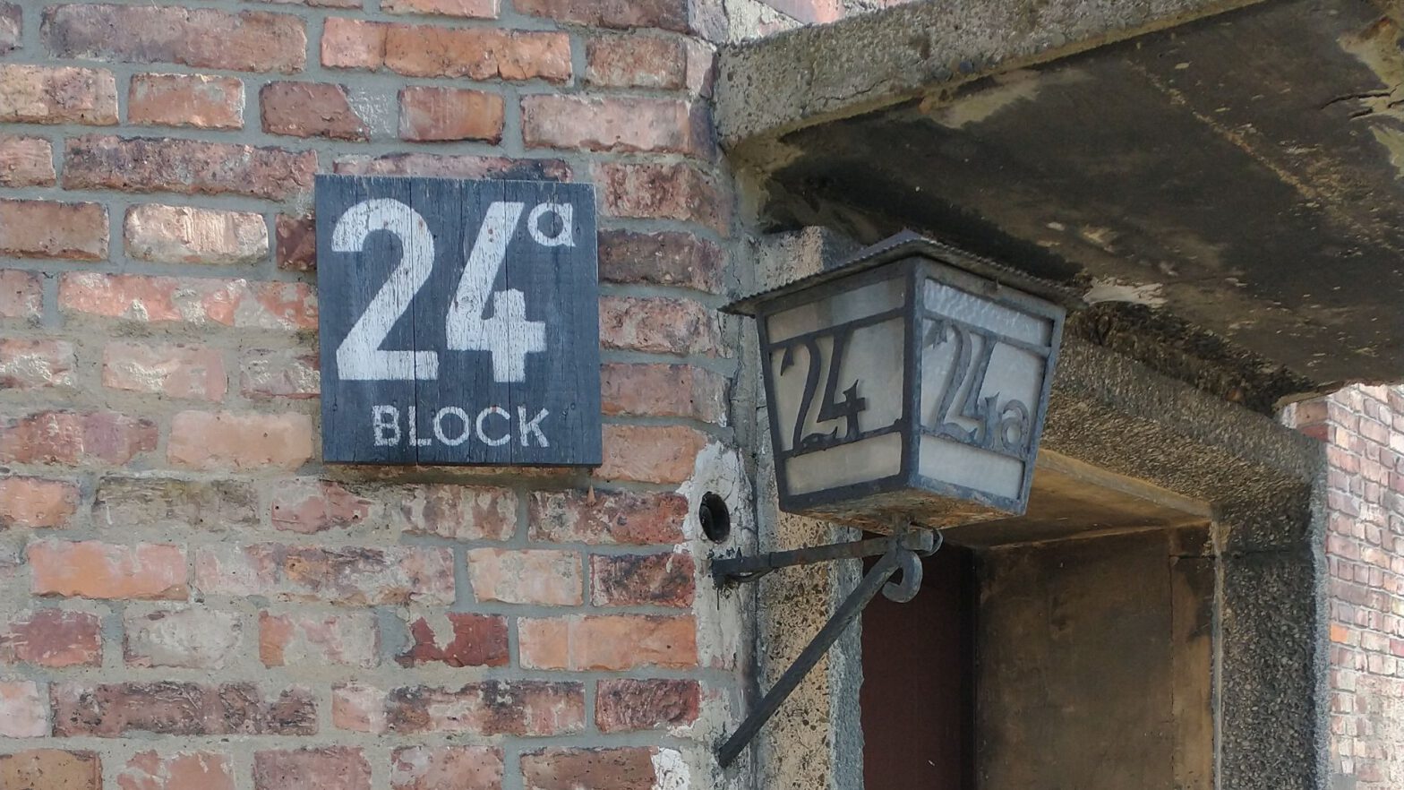 Eingang zu Block 24a im ehemaligen Lager Auschwitz I