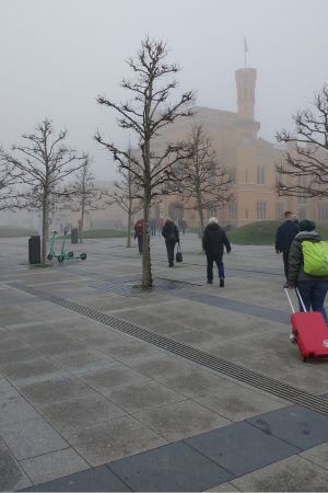 Der Hauptbahnhof von Breslau im Nebel.