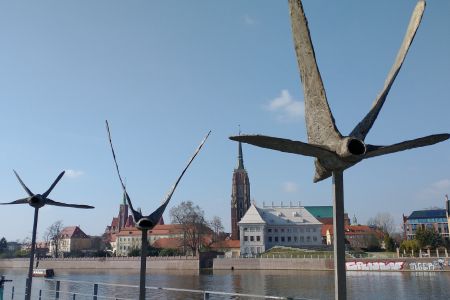 Vogelskulpturen an der Oder-Promenade, im Hintergrund der Dom von Breslau.