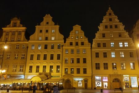 Beleuchtete nächtliche Häuserfassaden am Rynek.