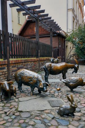 Ziege, Schweinen, Huhn und Hase wurde posthum ein Denkmal gesetzt.