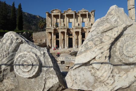 Blick auf die Fassade der Celsus-Bibliothek.