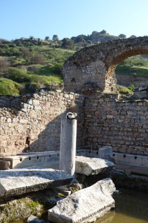 Die öffentliche Latrine in Ephesos.
