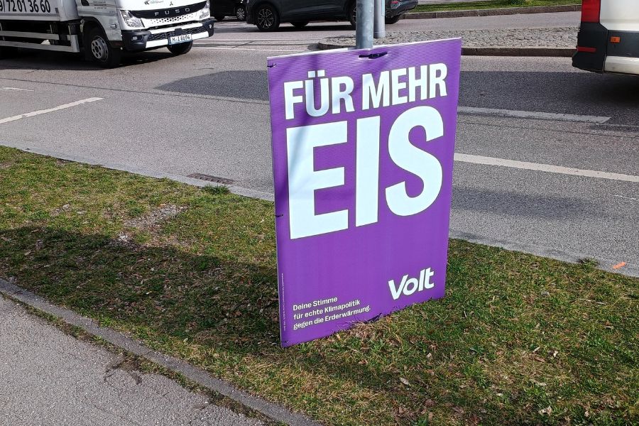Wahlplakat der Partei Volt mit dem Slogan "Für mehr Eis".