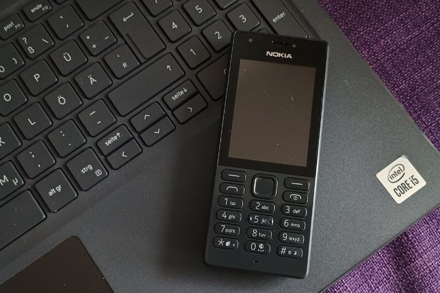 Ein Nokia-Mobiltelefon liegt auf einem Laptop.