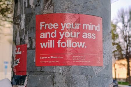 Aufkleber an einem Laternenpfeiler: "Free your mind and your ass will follow."