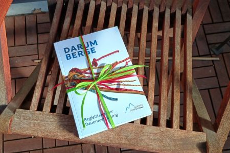Die Publikation "Darum Berge" begleitet die gleichnamige Dauerausstellung im Alpinen Museum.