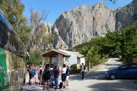 Shuttlebus und Wanderer vor beeindruckender Kulisse der Berge um El Chorro.