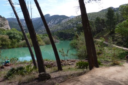 Stausee und Landschaft entlang des Zustiegs zum Caminito del Rey.
