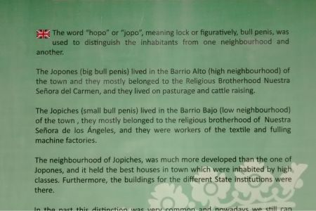 Eine Tafel erläutert, dass die Bewohner Grazalemas früher je nach Wohngegend als "big bull penis" und "small bull penis" bezeichnet wurden.
