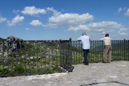 Zwei Männer blicken am Aussichtspunkt in die Landschaft.