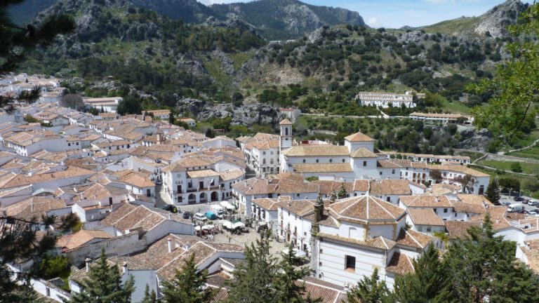 Blick auf das Dorf Grazalema in Andalusien.