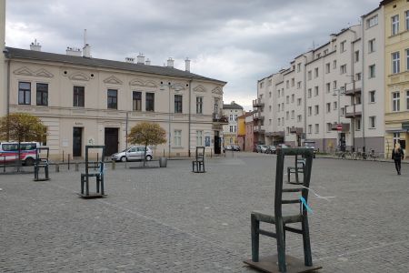 Stühle auf dem Platz der Ghettohelden.