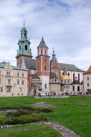 Die Südfassade der Wawel-Kathedrale mit der Sigismundkapelle.