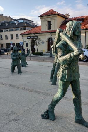 Skulpturen von Bergleuten auf dem Marktplatz von Wieliczka.
