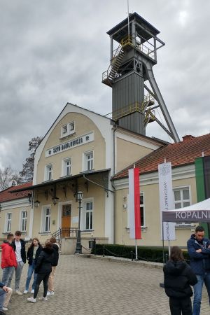 Förderturm des Salzbergwerks Wieliczka bei Krakau.