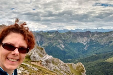 Julia Pracht vor montenegrinischer Bergkulisse. 