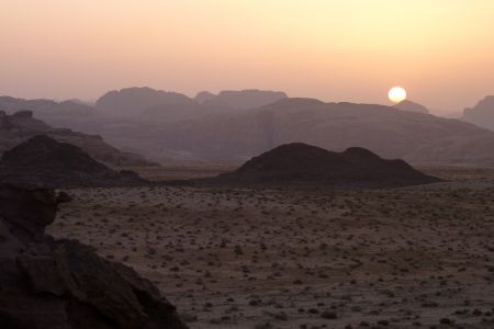 Sonnenuntergang über der Wüste von Wadi Rum, Jordanien.