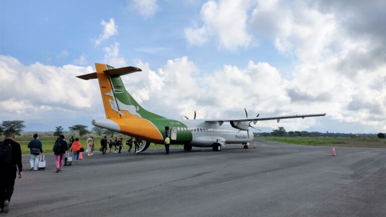 Propellermaschine der Precision Air auf dem Flughafen von Arusha, Tansania