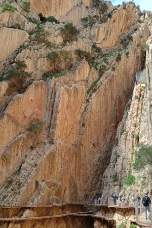 Die steilen Felswände des Caminito del Rey sowie der urspüngliche und der neue Weg.