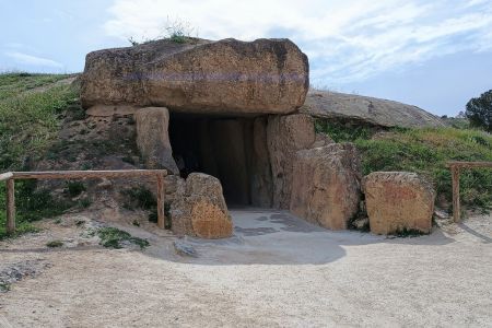 Der Eingang zum Dolmen de Menga.