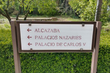 Ein Wegweiser in der Alhambra zur Alcazaba, den Nasridenpalästen und dem Palast von Karl V.