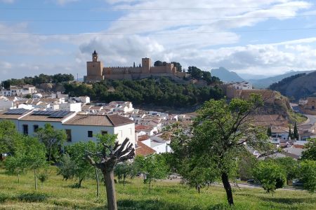 Blick auf die Festung von Antequera, im Hintergrund der Berg Pena de los Enamorados.