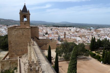 Turm der Alcazaba von Antequera; im Hintergrund die Stadt.