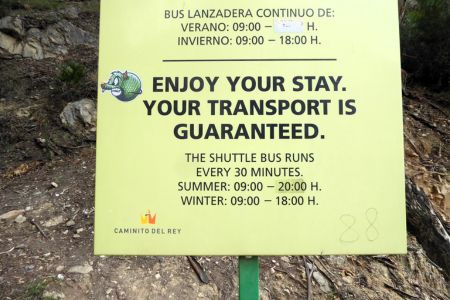 Ein Schild weist darauf hin, dass der Shuttlebus im Sommer bis 20 Uhr und im Winter bis 18 Uhr fährt.