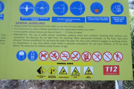 Ein Schild listet die Regeln für den Besuch des Caminito auf.