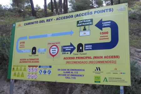 Ein Schild erklärt die beiden Möglichkeiten, zum Haupteingang des Caminito del Rey zu gelangen.