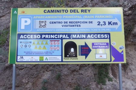 Ein Schild erklärt, dass es ab diesem Punkt noch 1500 Meter bis zum Haupteingang des Caminito sind.