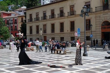 Zwei Frauen tanzen im Zentrum Granadas für Geld Flamenco.