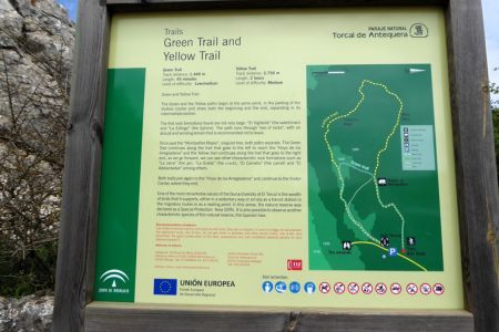 Eine Schautafel in El Torcal zeigt den Streckenverlauf der gelben und grünen Route.