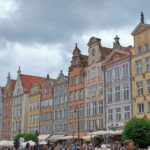 Häuserfassaden und Neptunfigur am Marktplatz von Gdansk.