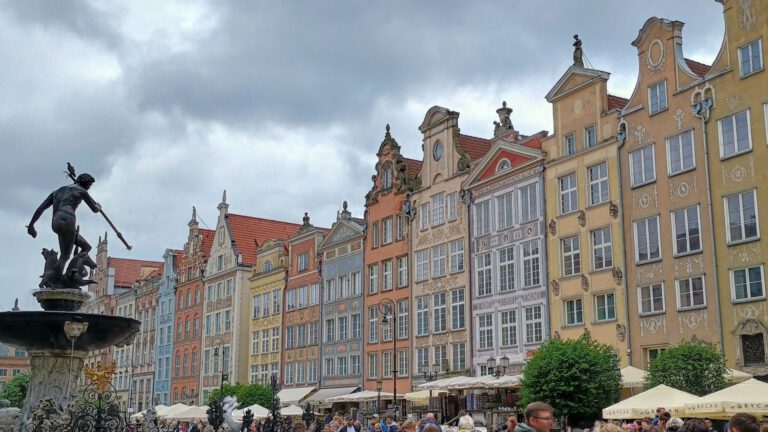 Häuserfassaden und Neptunfigur am Marktplatz von Gdansk.