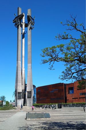 Denkmal für die Toten des Streiks von 1970 vor dem Haupttor der Danziger Werft.