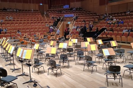 Aufgebaute Notenständer und Stühle in der Ostsee-Philharmonie in Gdansk, im Hintergrund der Zuschauerraum.