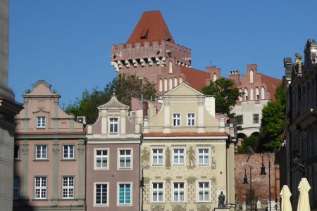Der Turm des Posener Königsschlosses ragt über Fassaden am Marktplatz auf.