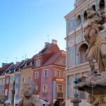 Häuser und Brunnenfiguren auf dem Marktplatz von Poznan.