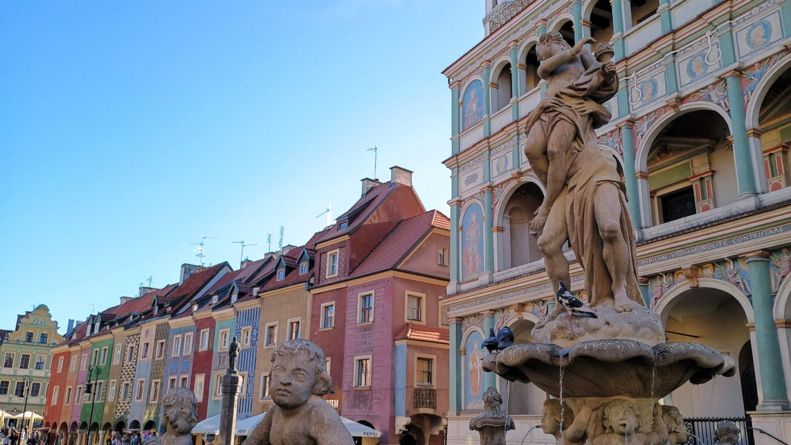 Häuser und Brunnenfiguren auf dem Marktplatz von Poznan.