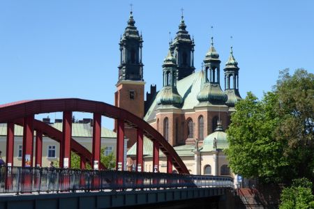 Rückansicht des Posener Doms, im Vordergrund die rote Bischof-Jordan-Brücke.