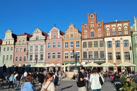 Fassaden und Passanten am belebten Marktplatz in Posen.