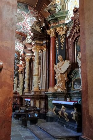 Säulen und Statue in der Stanislaus-Kirche in Posen.