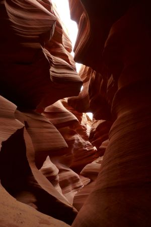 Enge, gewundene Felswände im Antelope Canyon.