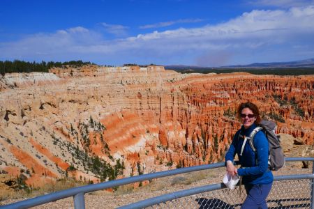 Julia Pracht am Aussichtspunkt ins Bryce Canyon Amphitheater. 