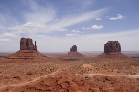 Blick ins Monument Valley: West Mitten Butte, East Mitten Butte und Merrick Butte.